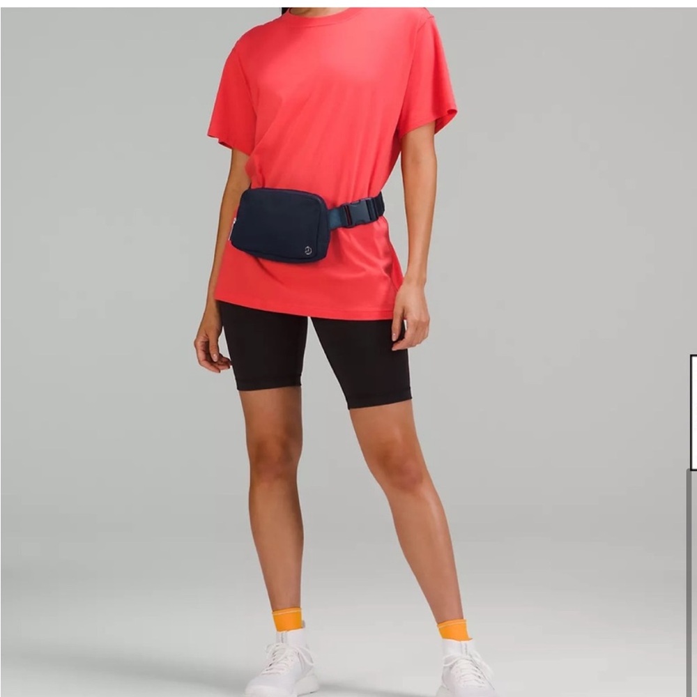 NWT Lululemon Belt Bag 1L -Navy - Picture 4 of 4